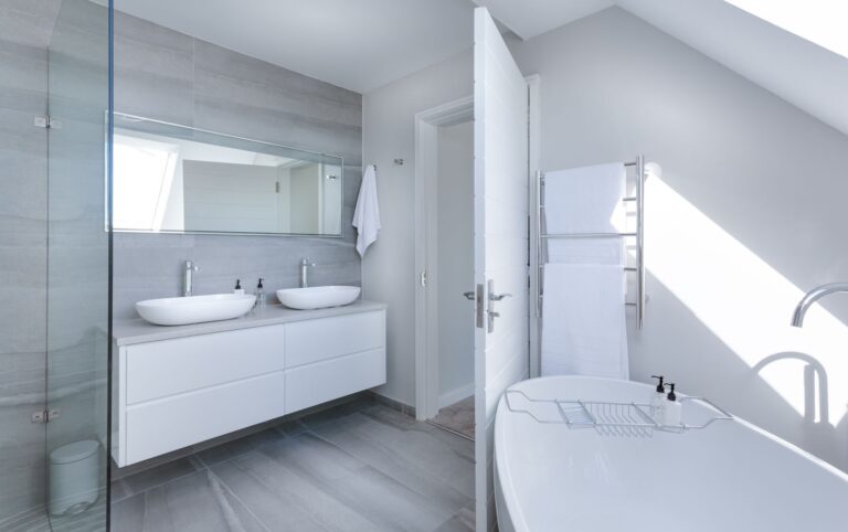 Salle de bain senior : 8 aménagements pour éviter les chutes