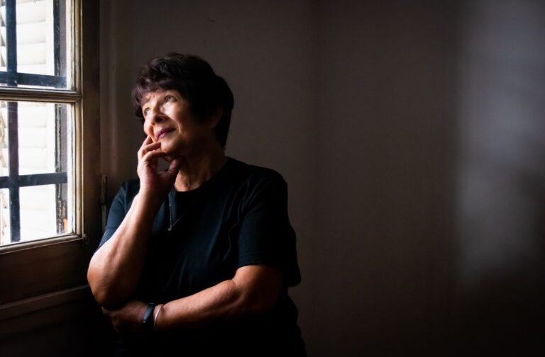 Femme âgée pensive à la fenêtre — dépression de la personne âgée