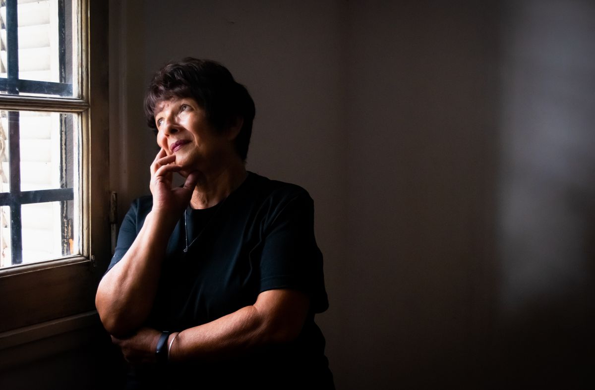 Femme âgée pensive à la fenêtre — dépression de la personne âgée