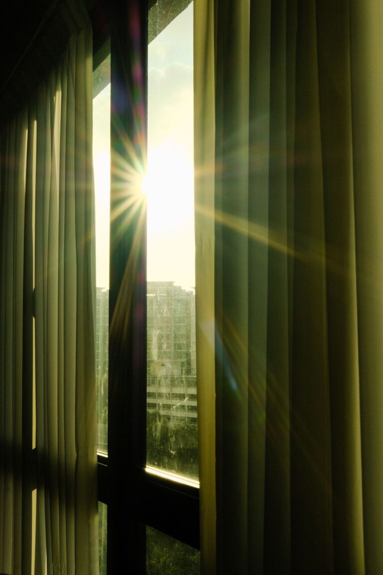 Rafraîchir la chambre d&rsquo;un proche âgé sans climatisation