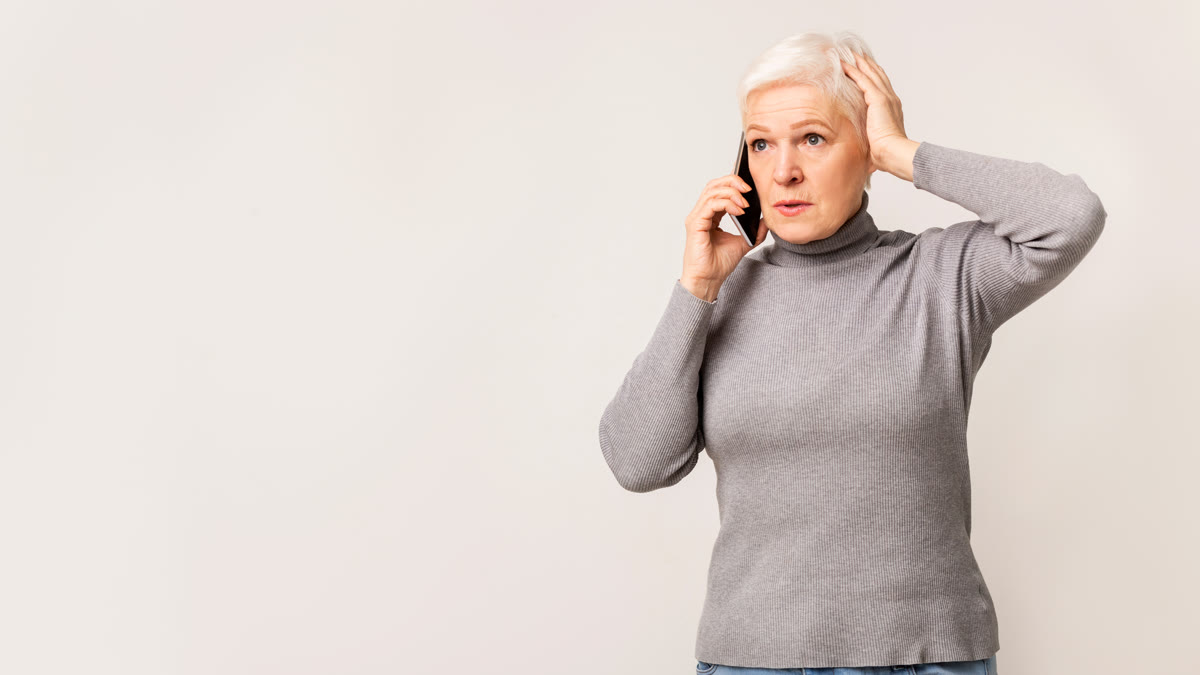 Femme inquiète au téléphone prenant des nouvelles de son parent âgé à distance