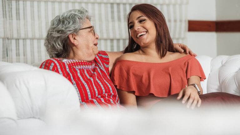 Mère âgée et fille adulte en conversation sérieuse dans le salon