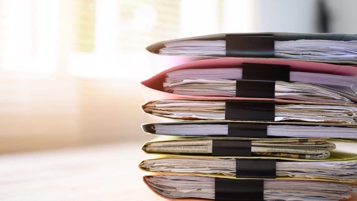 Dossiers et documents importants classés sur un bureau