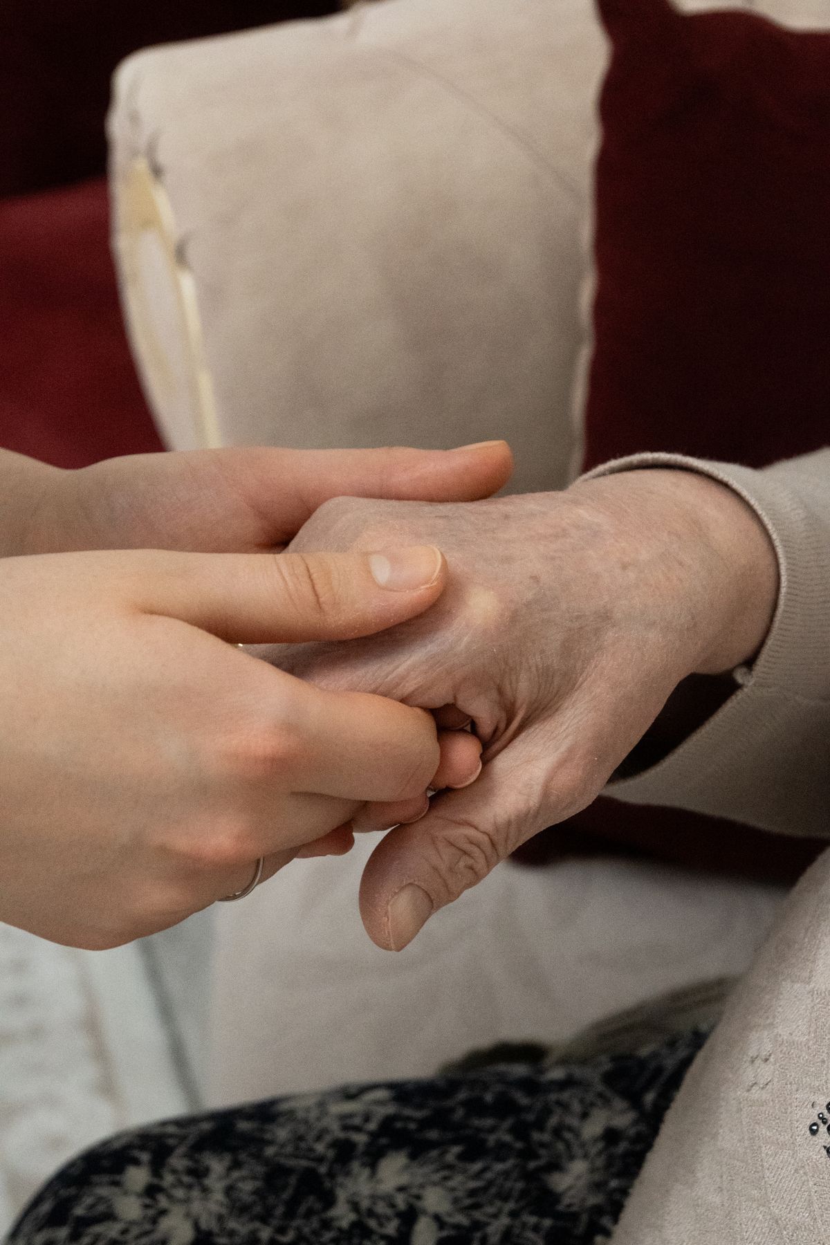 Main tendue en soutien à une personne âgée accompagnée en fin de vie à domicile