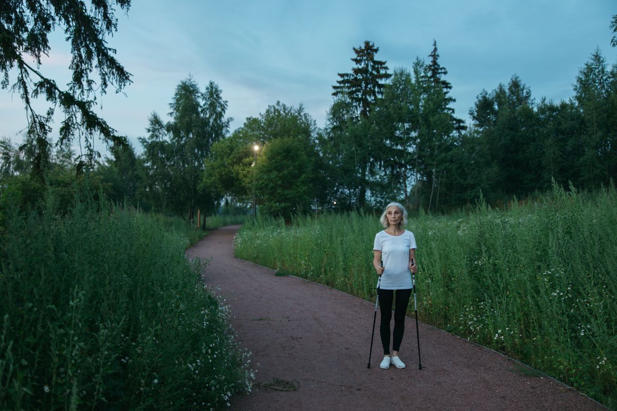 Femme senior pratiquant une activité physique douce en extérieur