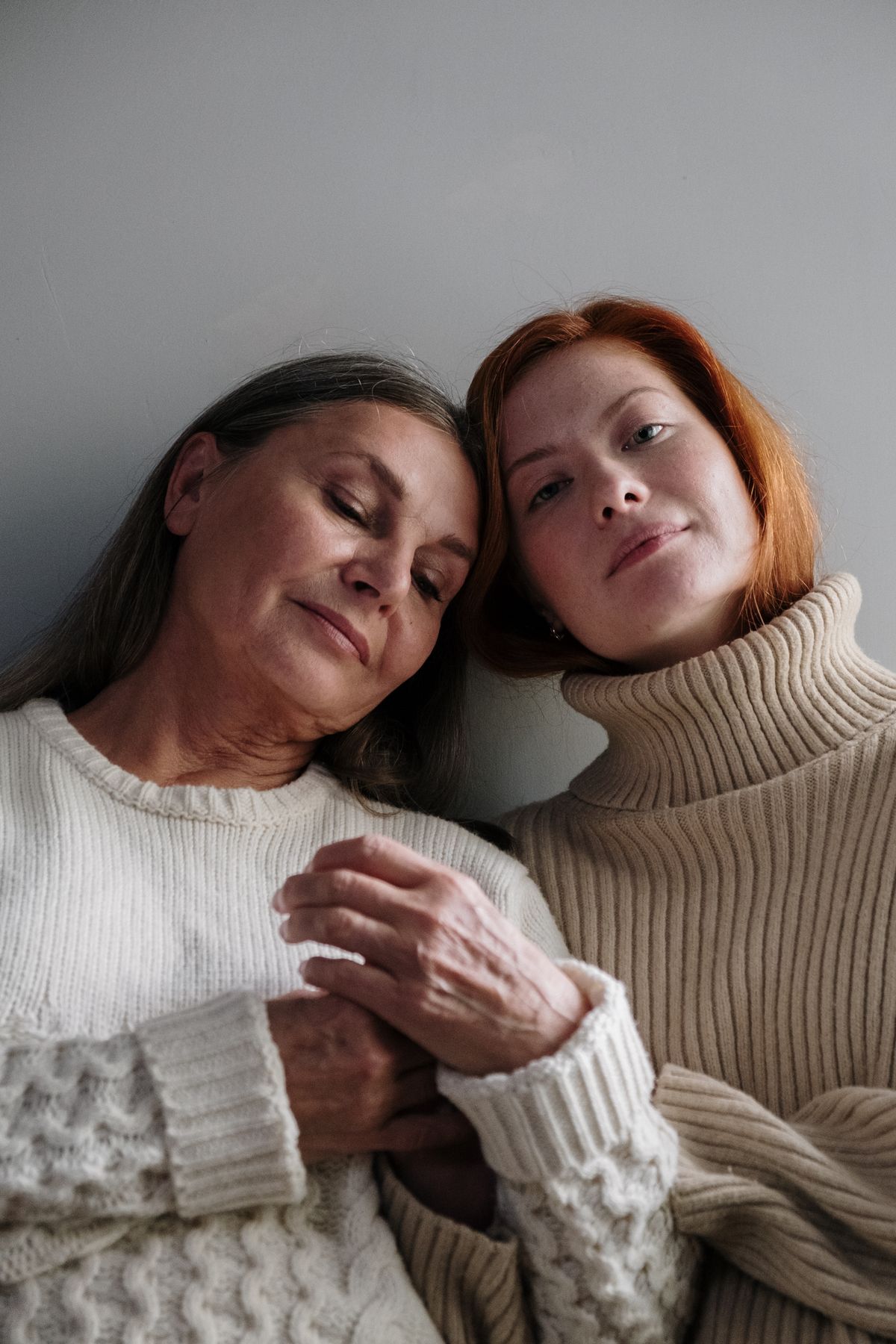 Aidante et sa mère âgée, moment de tendresse