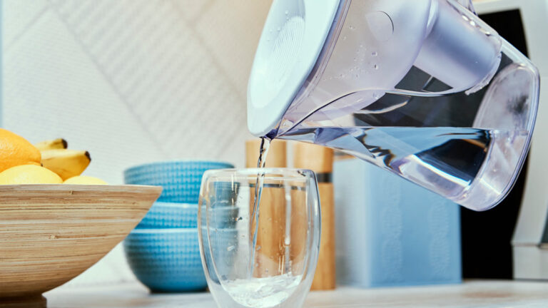 Eau versée dans un verre, hydratation