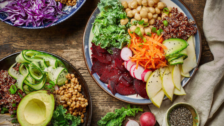 Bols de repas sains et colorés