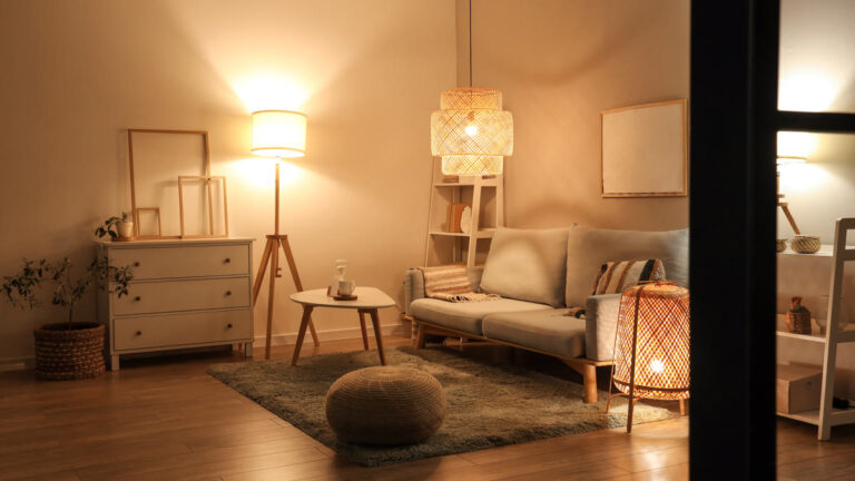 Salon chaleureux éclairé par des lampes en soirée