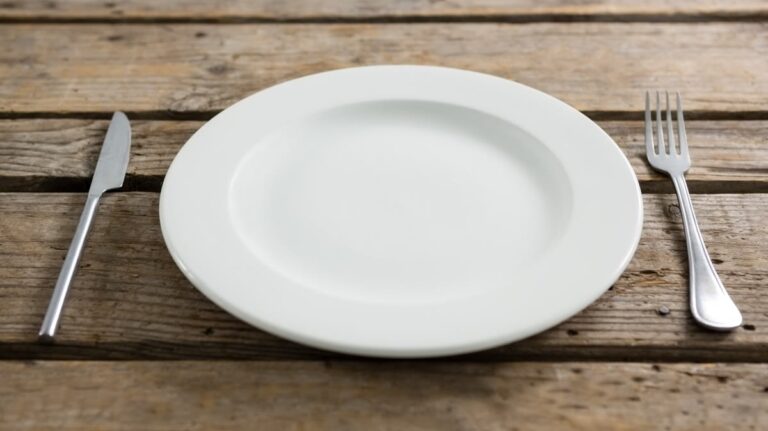 Assiette dressée à peine touchée sur la table — perte d'appétit