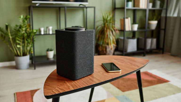 Enceinte connectée sur une table en bois dans un salon
