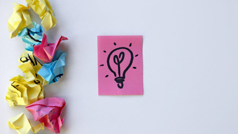 Ampoule dessinée sur une feuille — idées et astuces