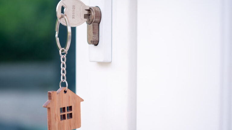 Clé insérée dans la serrure d'une porte d'entrée