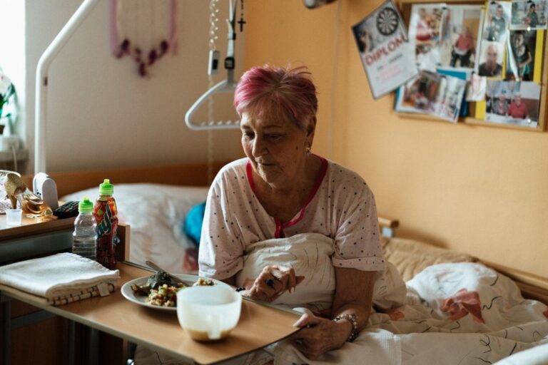 Personne âgée prenant un repas — refus de manger et Alzheimer