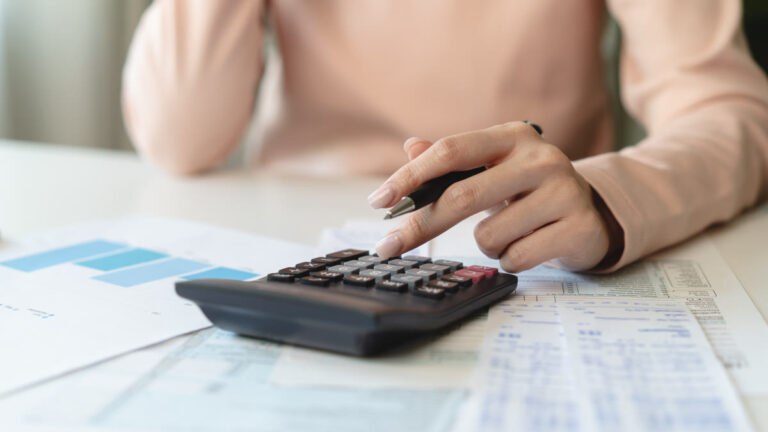 Mains calculant factures et aides à la calculatrice