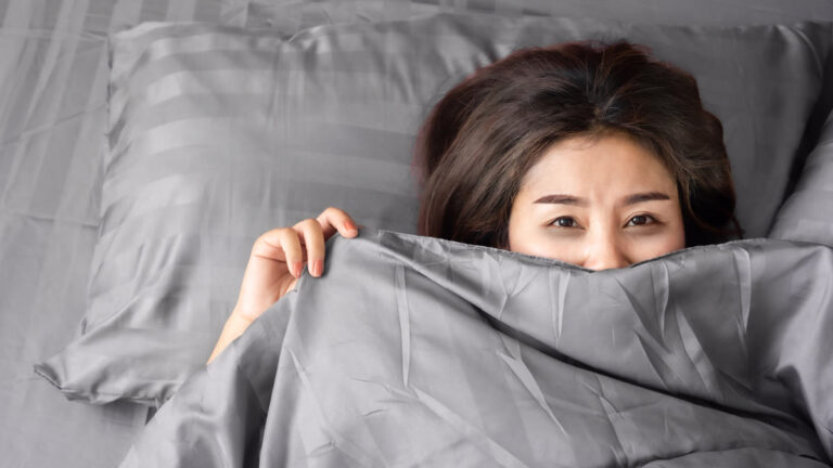 Femme éveillée dans son lit la nuit