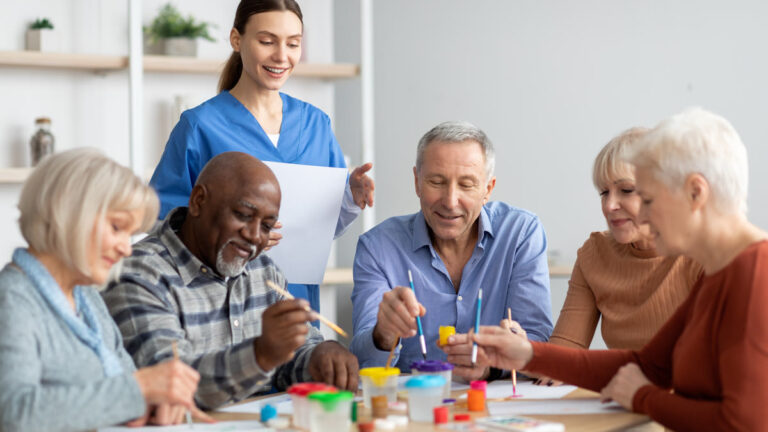 Groupe de seniors faisant une activité créative ensemble