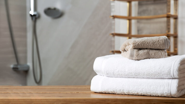 Serviettes de toilette propres dans une salle de bain