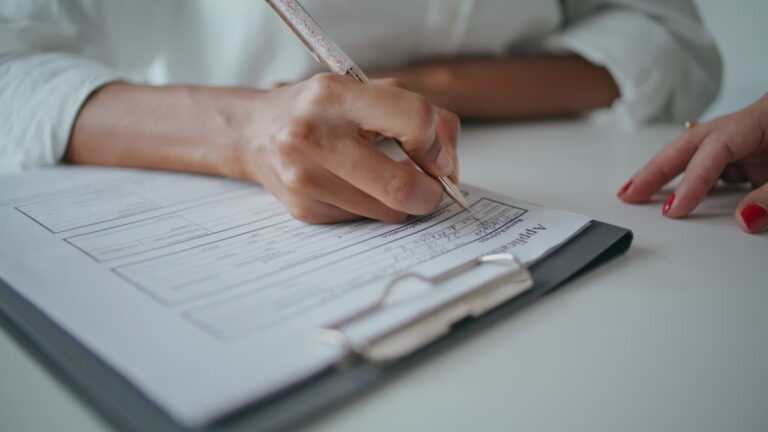 Mains remplissant un formulaire administratif