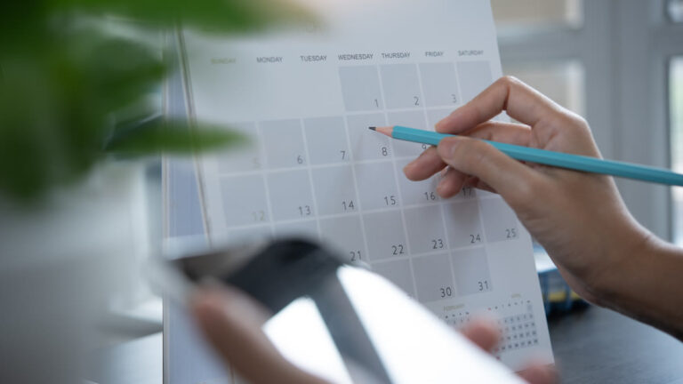 Agenda hebdomadaire et planning posés sur un bureau