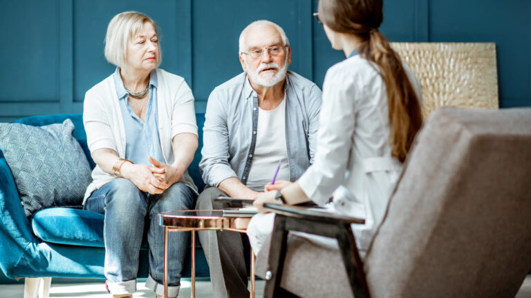 Couple de seniors en consultation médicale