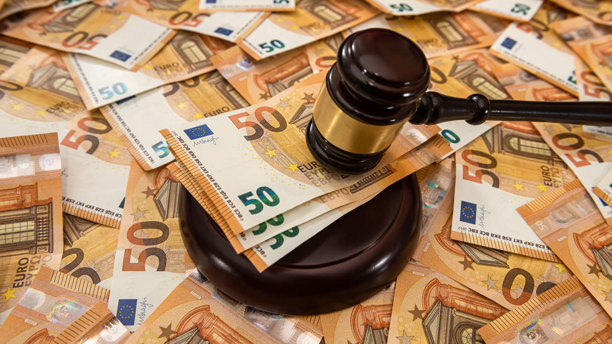 Marteau de justice posé sur des billets en euros