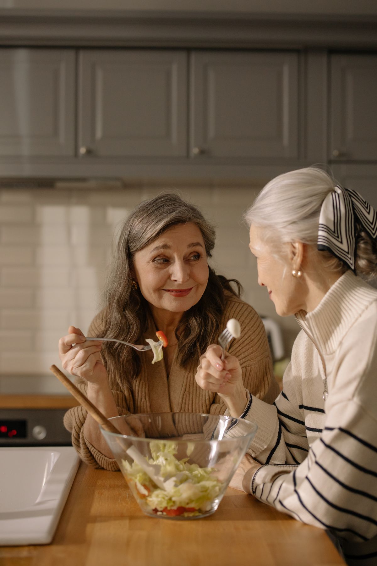 Aidante et sa mère âgée dans une cuisine sécurisée et bien éclairée