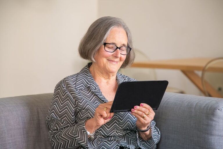 Femme senior souriante utilisant une tablette