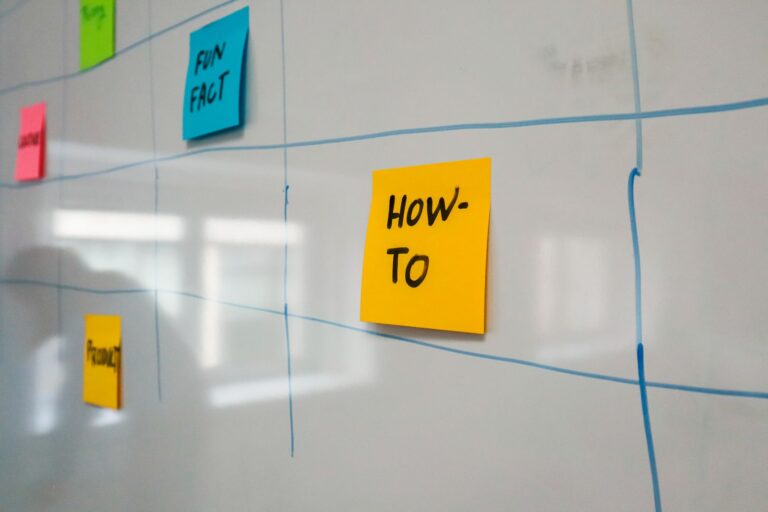 Post-its colorés et planning d'organisation