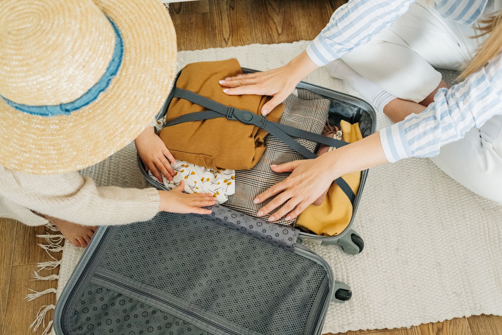 Préparation d'une valise de vacances