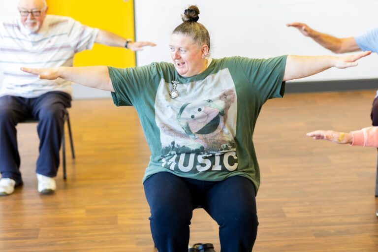 Groupe de seniors en séance de gym douce