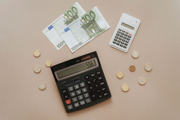 Calculatrice et billets en euros, aides financières pour les aidants