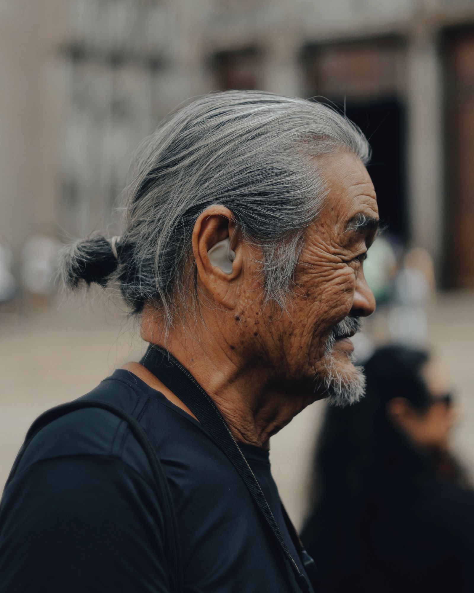 Homme âgé portant un appareil auditif