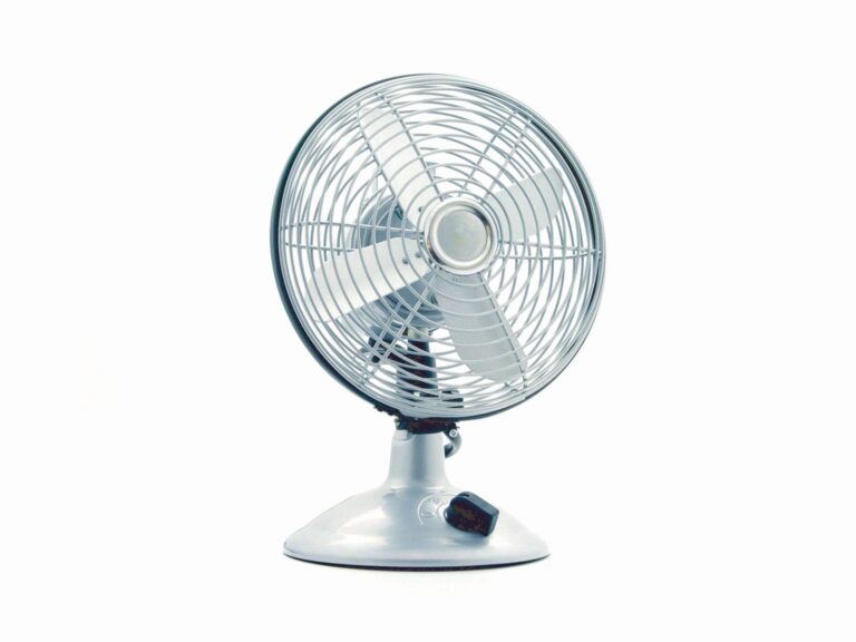 Ventilateur blanc sur une table