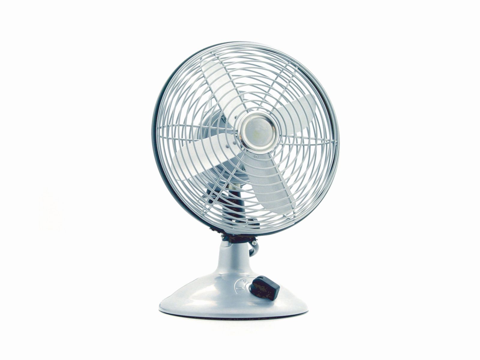 Ventilateur blanc sur une table