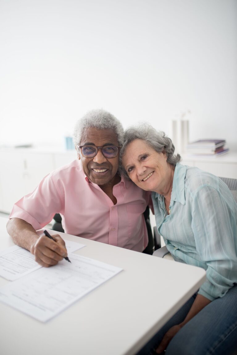 Couple âgé signant des documents