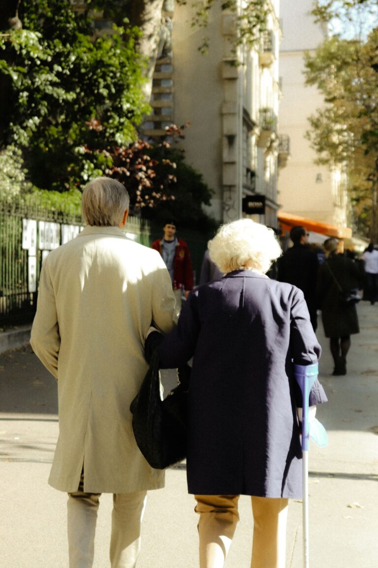 Couple âgé de dos marchant ensemble dans la rue