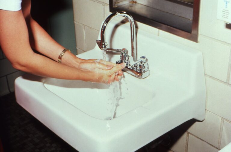 Lavage des mains au lavabo dans une salle de bain propre