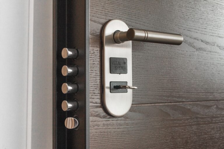 Serrure de porte avec clé — sécuriser le domicile