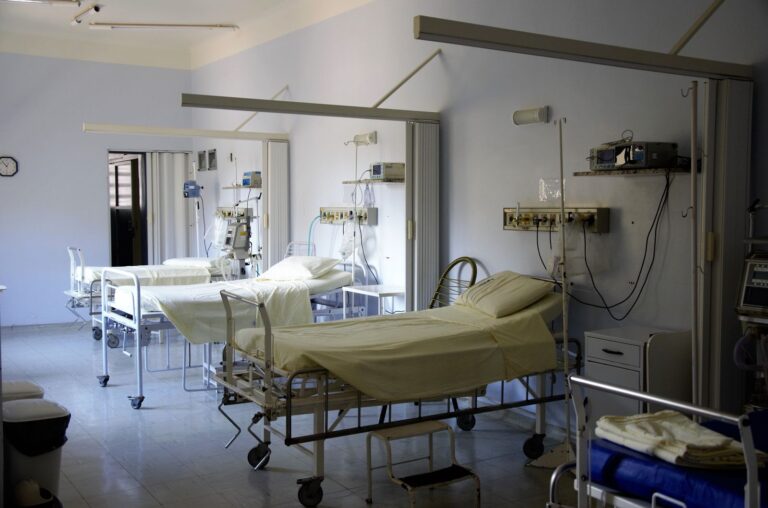 Chambre équipée de lits médicalisés