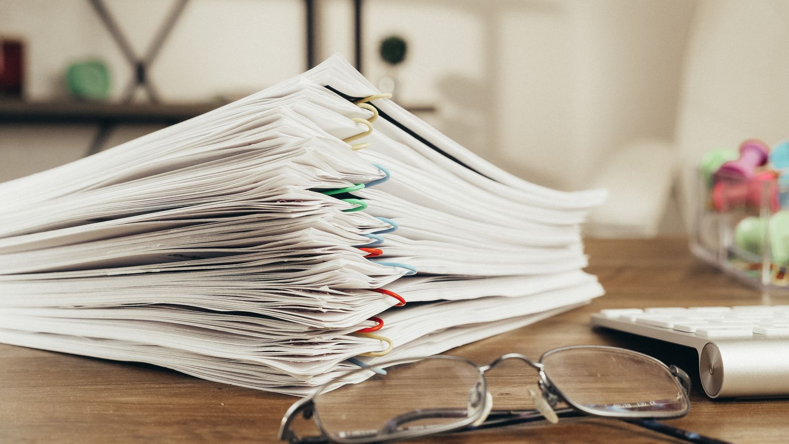 Dossier administratif avec trombones et lunettes