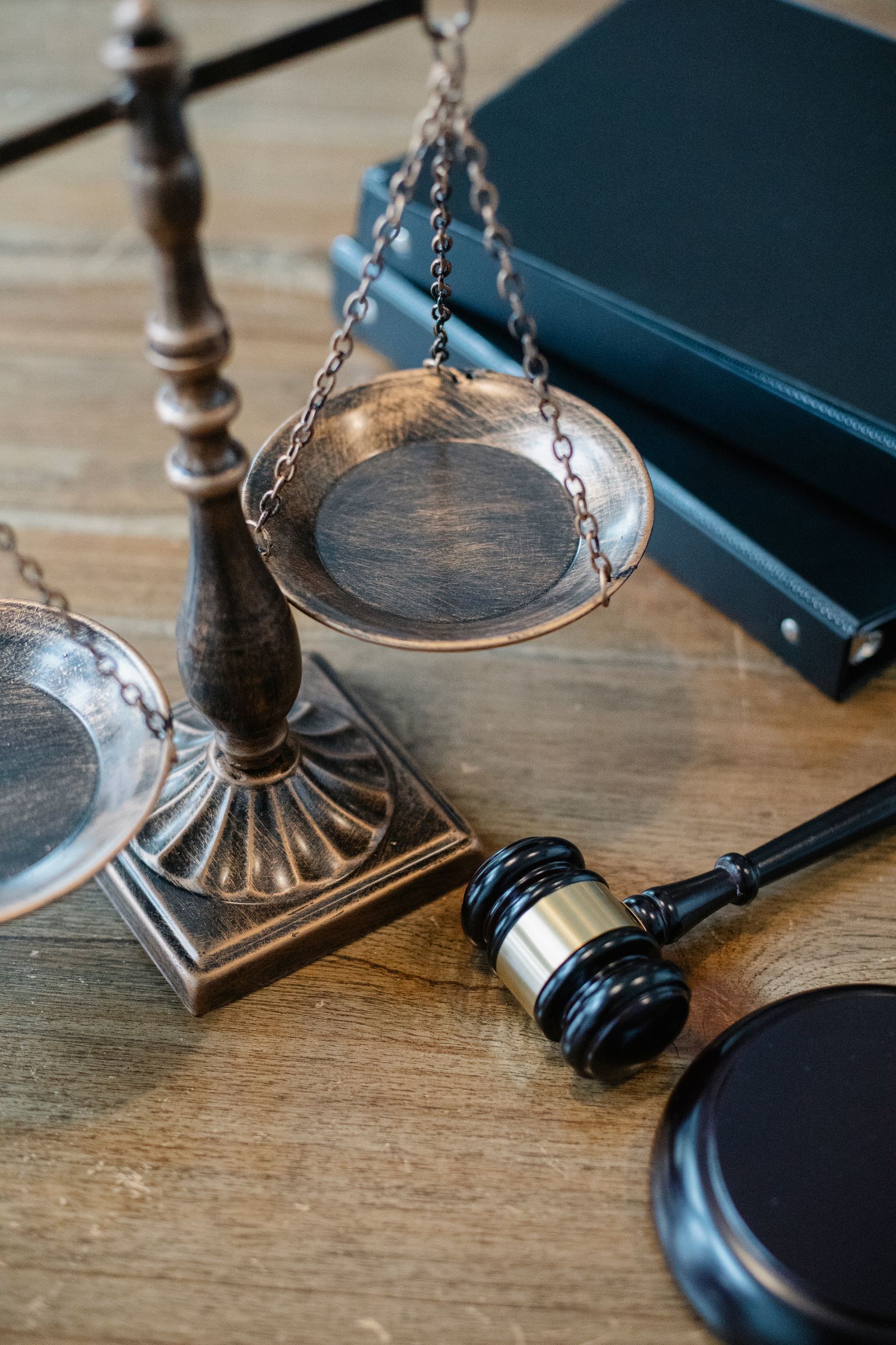 Balance de la justice et livres de droit