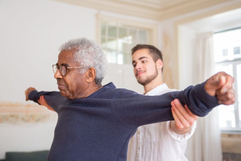 Senior faisant des exercices de rééducation avec un soignant