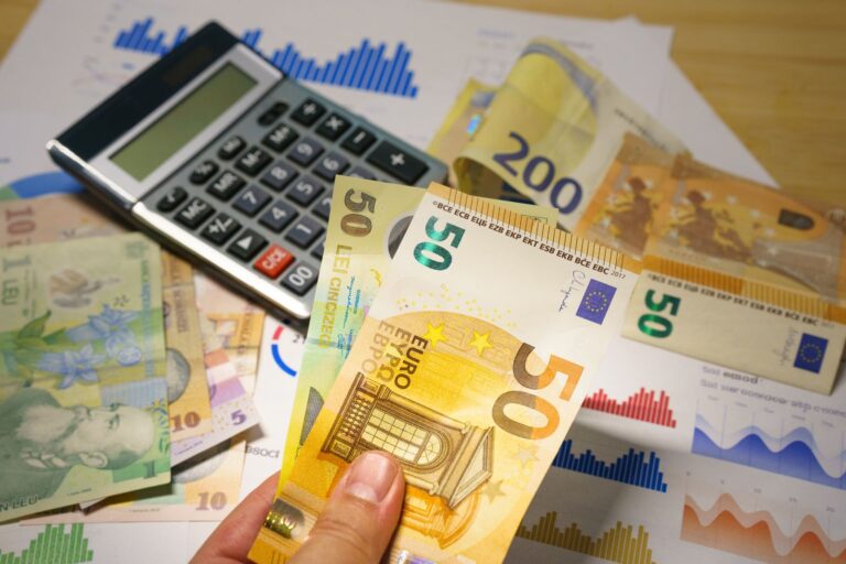 Billets en euros et calculatrice sur un bureau