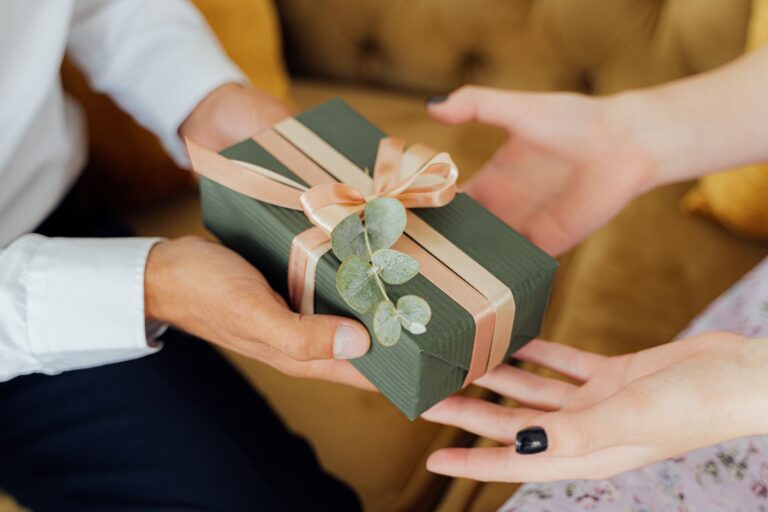 Mains offrant un cadeau