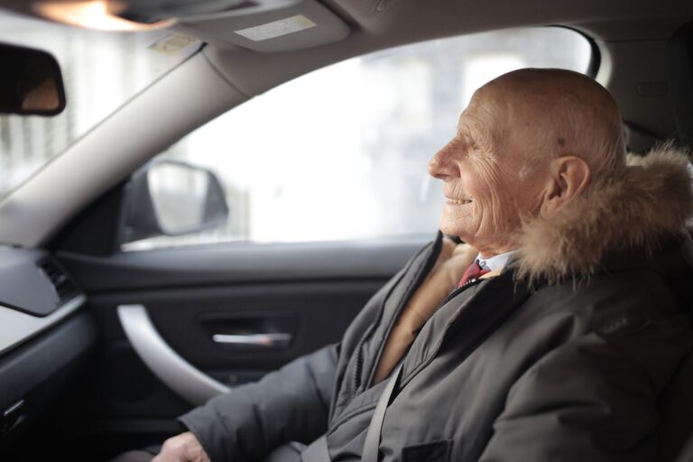 Homme âgé au volant de sa voiture, question de la conduite d'un parent âgé