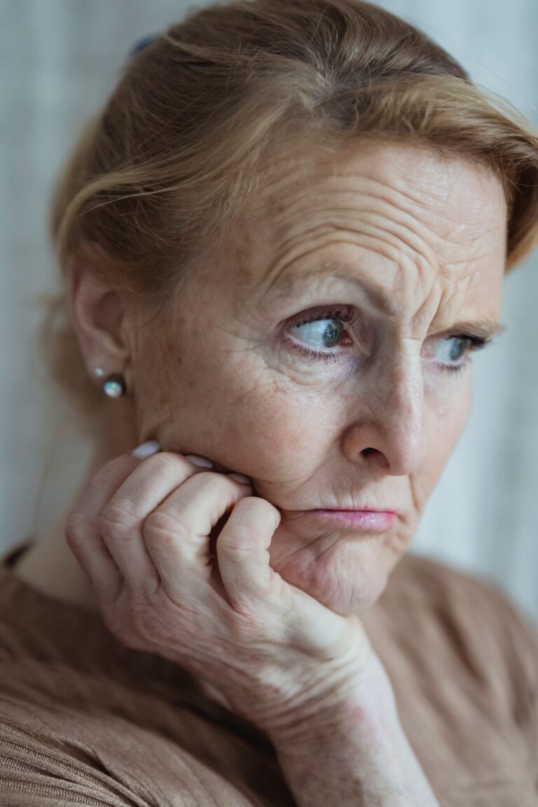 Femme âgée au regard inquiet, confusion soudaine