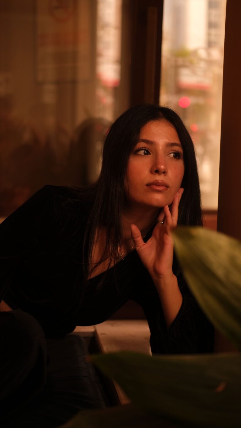 Femme pensive dans une lumière douce, culpabilité de l'aidant