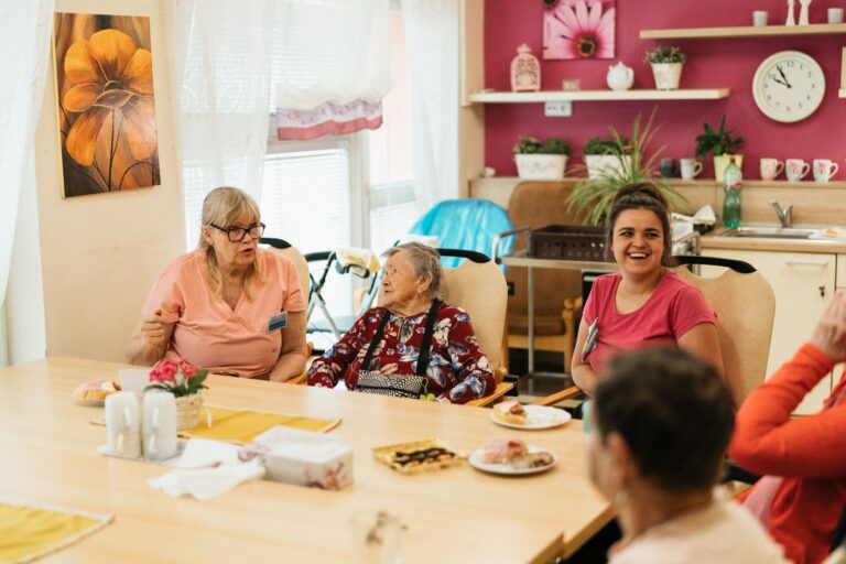 Repas servi à des seniors attablés