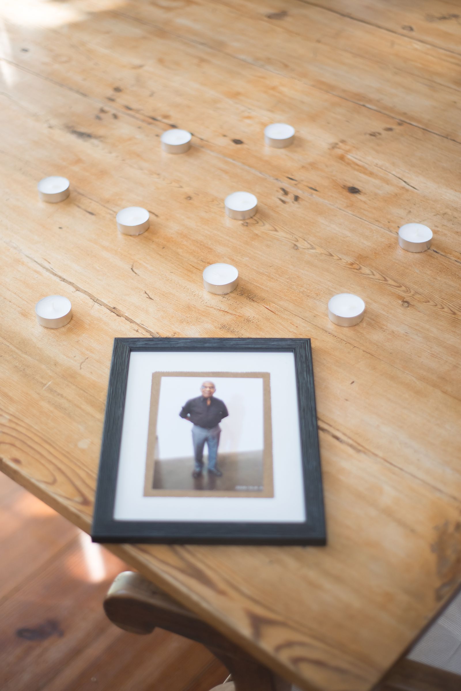 Bougies allumées près d'un cadre photo, deuil de l'aidant